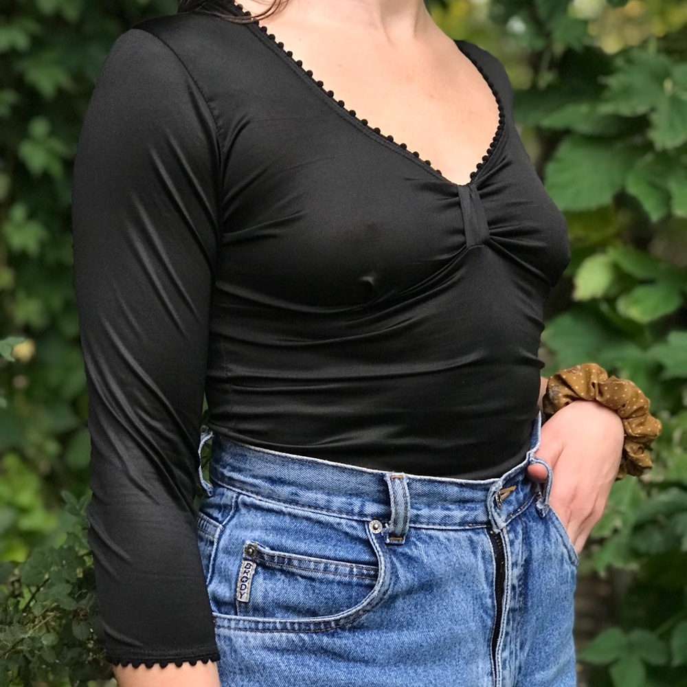 Chic black quarter-length sleeved shirt